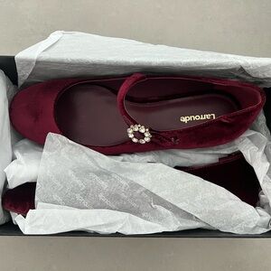 Larroude Blair Velvet Flats. New with box. Size 7.5.
